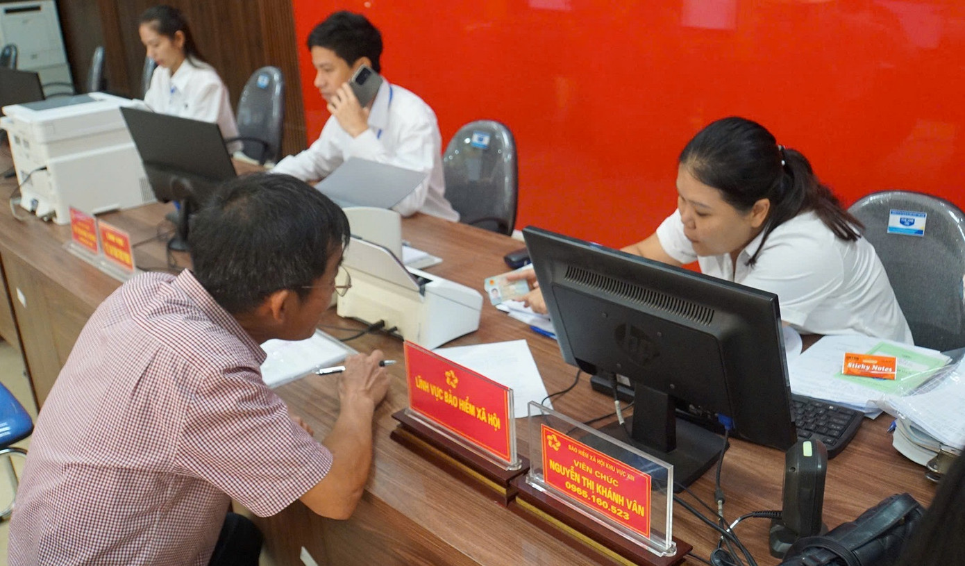 Anh Tùng, chuyên viên Trung tâm phục vụ hành chính công đặc khu Cát Hải chia sẻ, từ sáng sớm, rất đông người dân tới đăng ký làm thủ tục. Tỷ lệ người dân đến giải quyết các thủ tục trong lĩnh vực đất đai, chứng thực, chế độ bảo hiểm là cao nhất. Sau khi hướng dẫn, hỗ trợ người dân, nhiều cán bộ tranh thủ giờ nghỉ trưa và cuối chiều để hoàn tất thủ tục, trình ký và hẹn trả cho người dân kịp thời. Anh Tùng, chuyên viên Trung tâm phục vụ hành chính công đặc khu Cát Hải chia sẻ, từ sáng sớm, rất đông người dân tới đăng ký làm thủ tục. Tỷ lệ người dân đến giải quyết các thủ tục trong lĩnh vực đất đai, chứng thực, chế độ bảo hiểm là cao nhất. Sau khi hướng dẫn, hỗ trợ người dân, nhiều cán bộ tranh thủ giờ nghỉ trưa và cuối chiều để hoàn tất thủ tục, trình ký và hẹn trả cho người dân kịp thời.