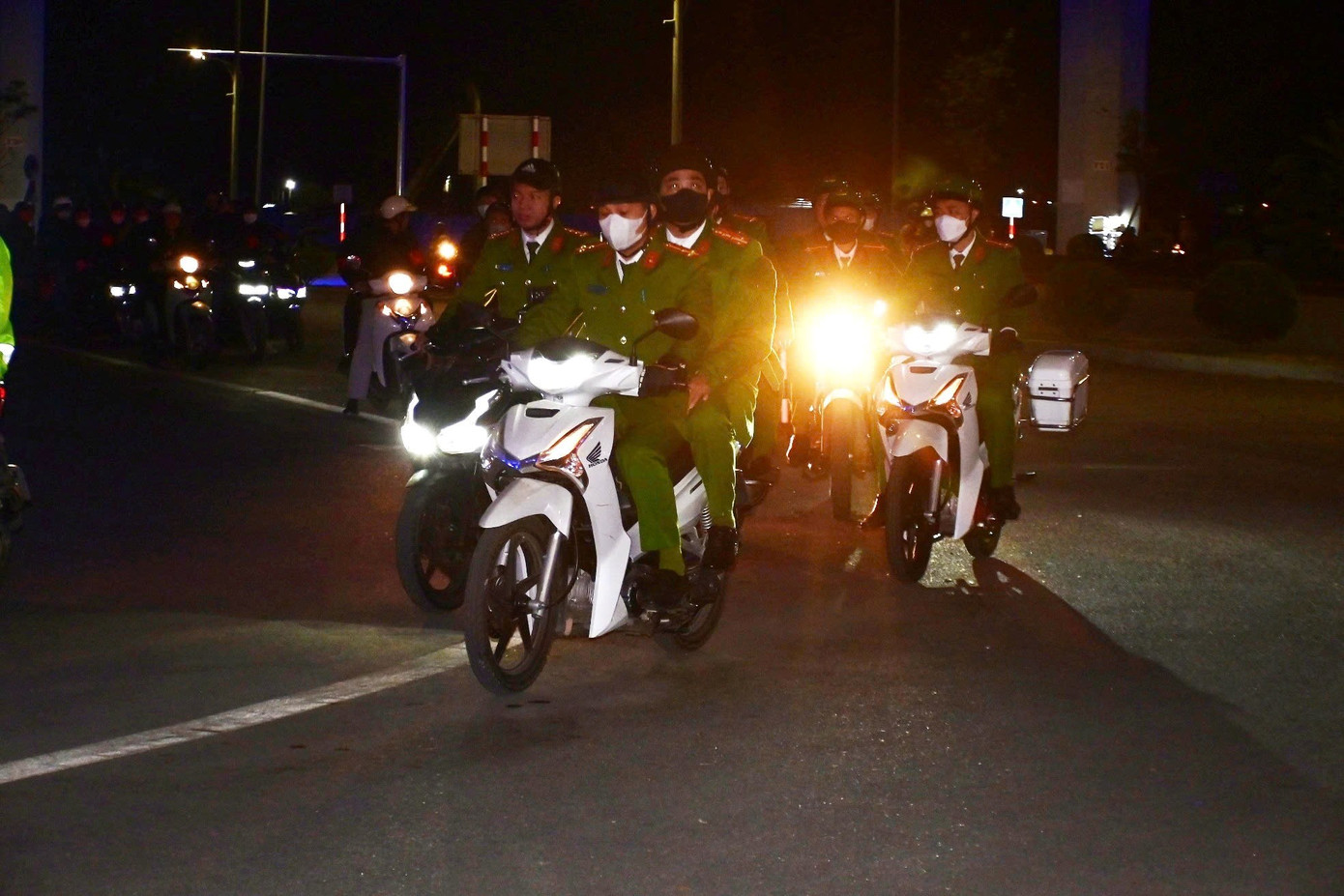 Các tổ HP-22 Hải Phòng tuần tra, ngăn chặn và xử lý hành vi vi phạm trên đường phố Hải Phòng dịp Tết. Các tổ HP-22 Hải Phòng tuần tra, ngăn chặn và xử lý hành vi vi phạm trên đường phố Hải Phòng dịp Tết.