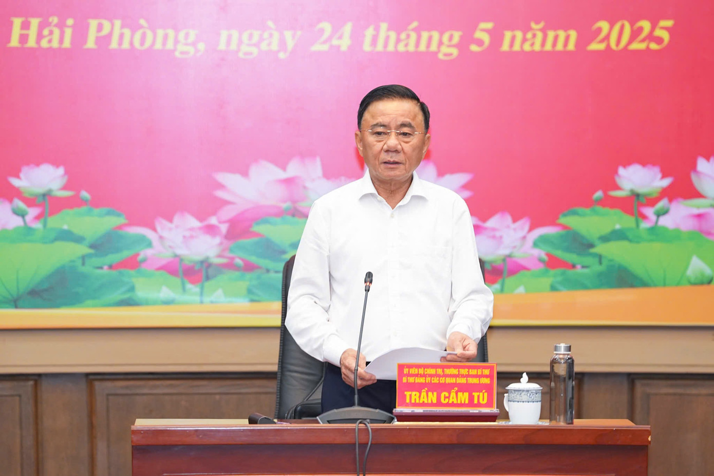 Thường trực Ban Bí thư Trần Cẩm Tú làm việc với Ban Thường vụ Thành ủy Hải Phòng ngày 24/5. Ảnh: Đ.T Thường trực Ban Bí thư Trần Cẩm Tú làm việc với Ban Thường vụ Thành ủy Hải Phòng ngày 24/5. Ảnh: Đ.T