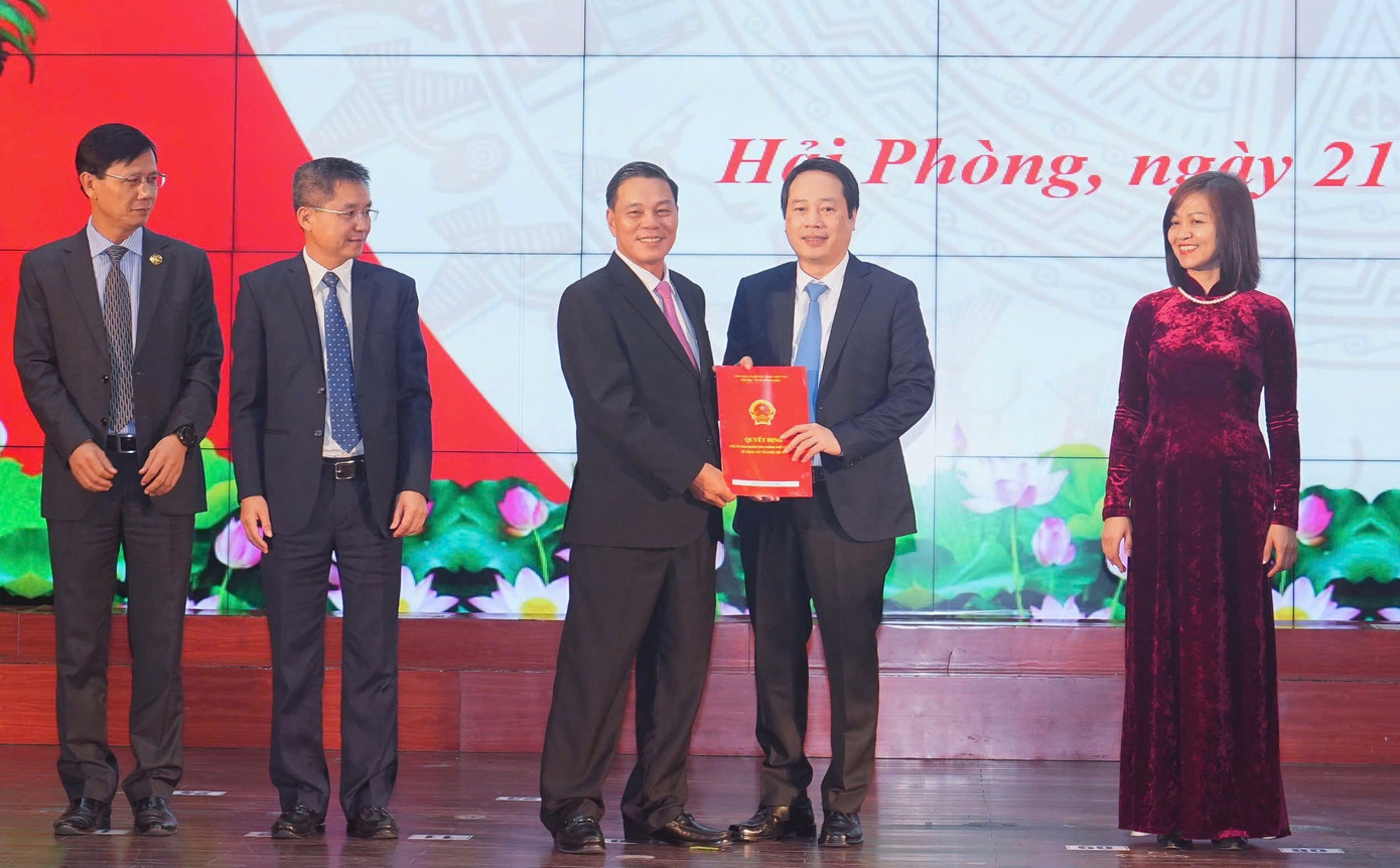 Chủ tịch UBND TP Hải Phòng trao quyết định bổ nhiệm ông Nguyễn Ngọc Tú giữ chức Giám đốc Sở Tài chính sau sắp xếp, tinh gọn. Chủ tịch UBND TP Hải Phòng trao quyết định bổ nhiệm ông Nguyễn Ngọc Tú giữ chức Giám đốc Sở Tài chính sau sắp xếp, tinh gọn.