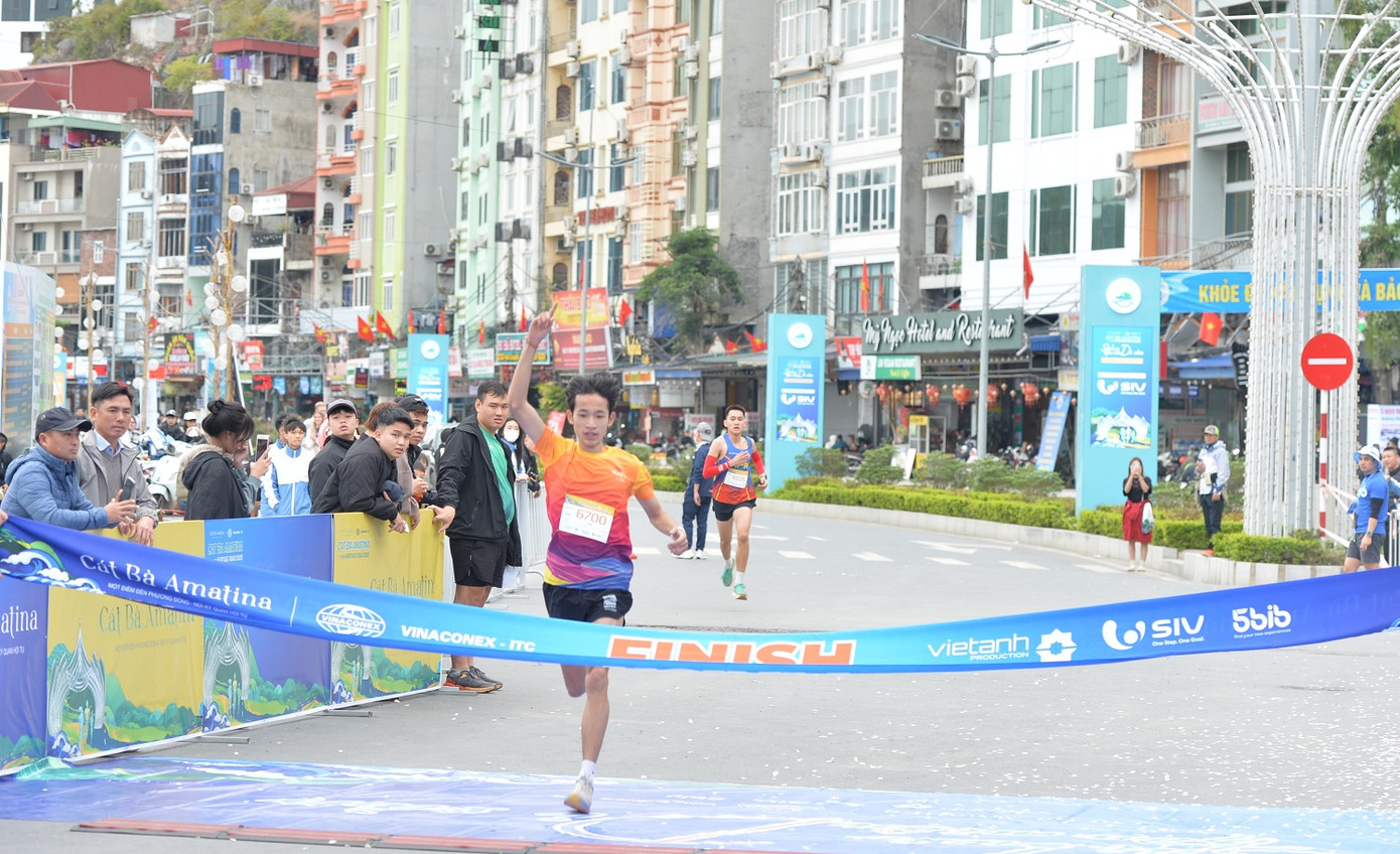 Bên cạnh giải chạy "Sải bước trên miền di sản", UBND huyện Cát Hải cũng tổ chức nhiều hoạt động khác khai mạc mùa du lịch Cát Bà 2025. Năm 2025, huyện Cát Hải đặt mục tiêu đón 4 triệu du khách. Trong 3 tháng đầu năm, Cát Bà đón gần 500.000 lượt khách, trong đó 277.000 lượt khách quốc tế. Bên cạnh giải chạy "Sải bước trên miền di sản", UBND huyện Cát Hải cũng tổ chức nhiều hoạt động khác khai mạc mùa du lịch Cát Bà 2025. Năm 2025, huyện Cát Hải đặt mục tiêu đón 4 triệu du khách. Trong 3 tháng đầu năm, Cát Bà đón gần 500.000 lượt khách, trong đó 277.000 lượt khách quốc tế.