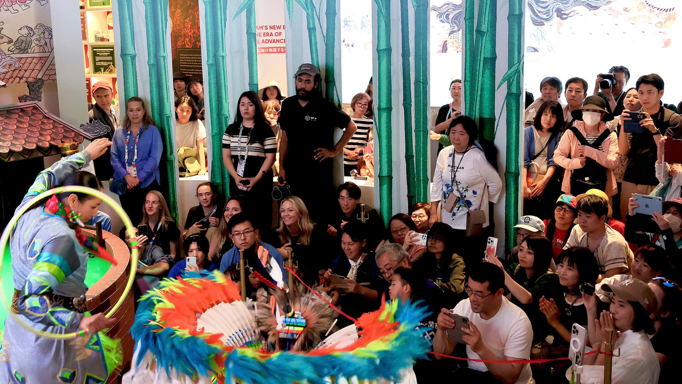 Màn song tấu sáo truyền thống của thổ dân Mỹ và sáo trúc truyền thống Việt Nam thu hút đông đảo khán giả cổ vũ.