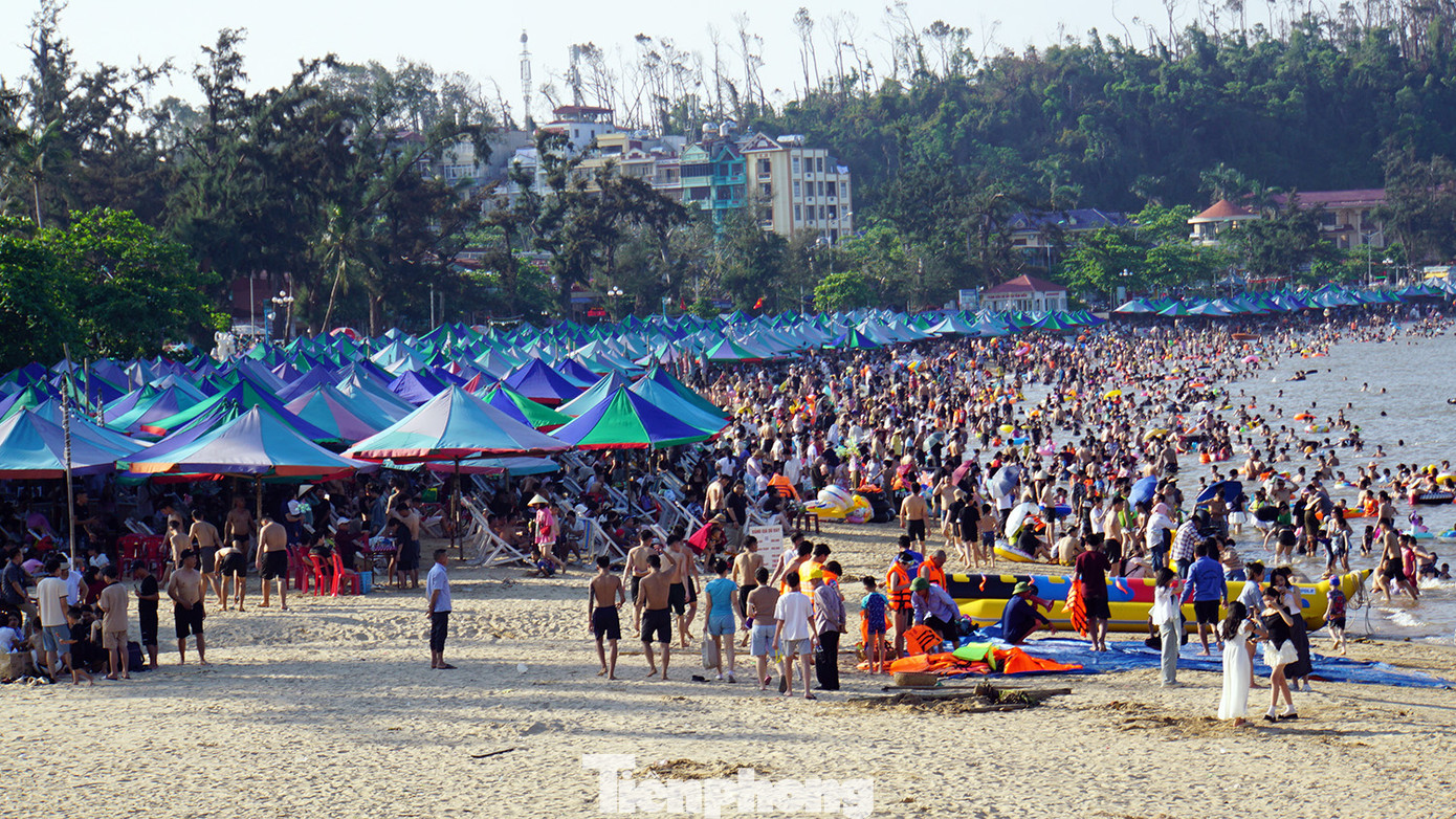 Ghi nhận của PV Tiền Phong, thời tiết tại Đồ Sơn (Hải Phòng) trời xanh, nắng vàng. Từ 15h đến tối, bãi tắm khu 2 Đồ Sơn ken đặc người dân, du khách tắm biển. Ghi nhận của PV Tiền Phong, thời tiết tại Đồ Sơn (Hải Phòng) trời xanh, nắng vàng. Từ 15h đến tối, bãi tắm khu 2 Đồ Sơn ken đặc người dân, du khách tắm biển.