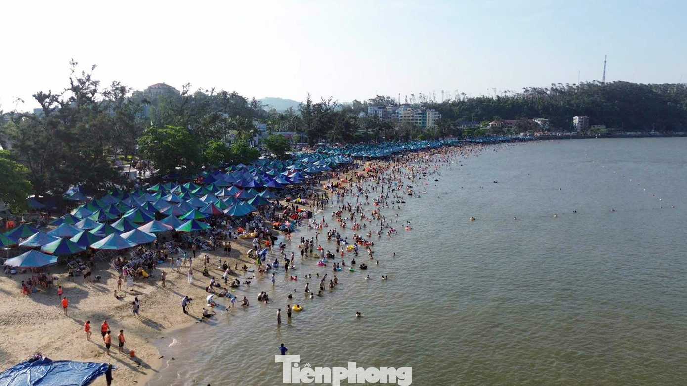 Ngày 2/5, ngày thứ 3 kỳ nghỉ lễ 30/4-1/5, hàng vạn du khách ùn ùn về khiến các bãi tắm biển ở Đồ Sơn luôn trong tình trạng ken đặc người. Ngày 2/5, ngày thứ 3 kỳ nghỉ lễ 30/4-1/5, hàng vạn du khách ùn ùn về khiến các bãi tắm biển ở Đồ Sơn luôn trong tình trạng ken đặc người.