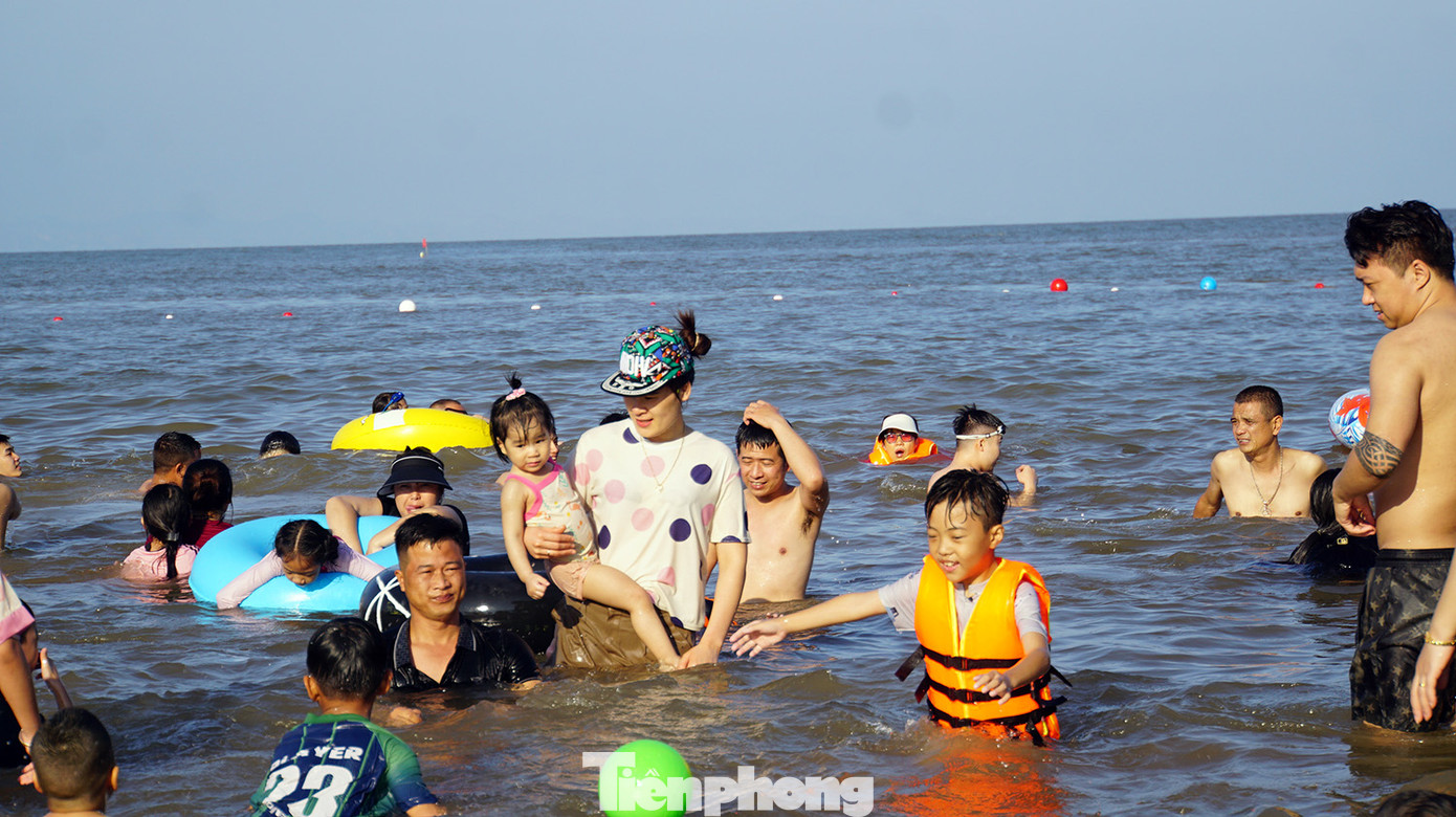 Năm nay, nghỉ lễ 30/4-1/5 đúng dịp cuối tuần, nhiều gia đình cho trẻ nhỏ xuống biển vui chơi, tắm mát. Năm nay, nghỉ lễ 30/4-1/5 đúng dịp cuối tuần, nhiều gia đình cho trẻ nhỏ xuống biển vui chơi, tắm mát.