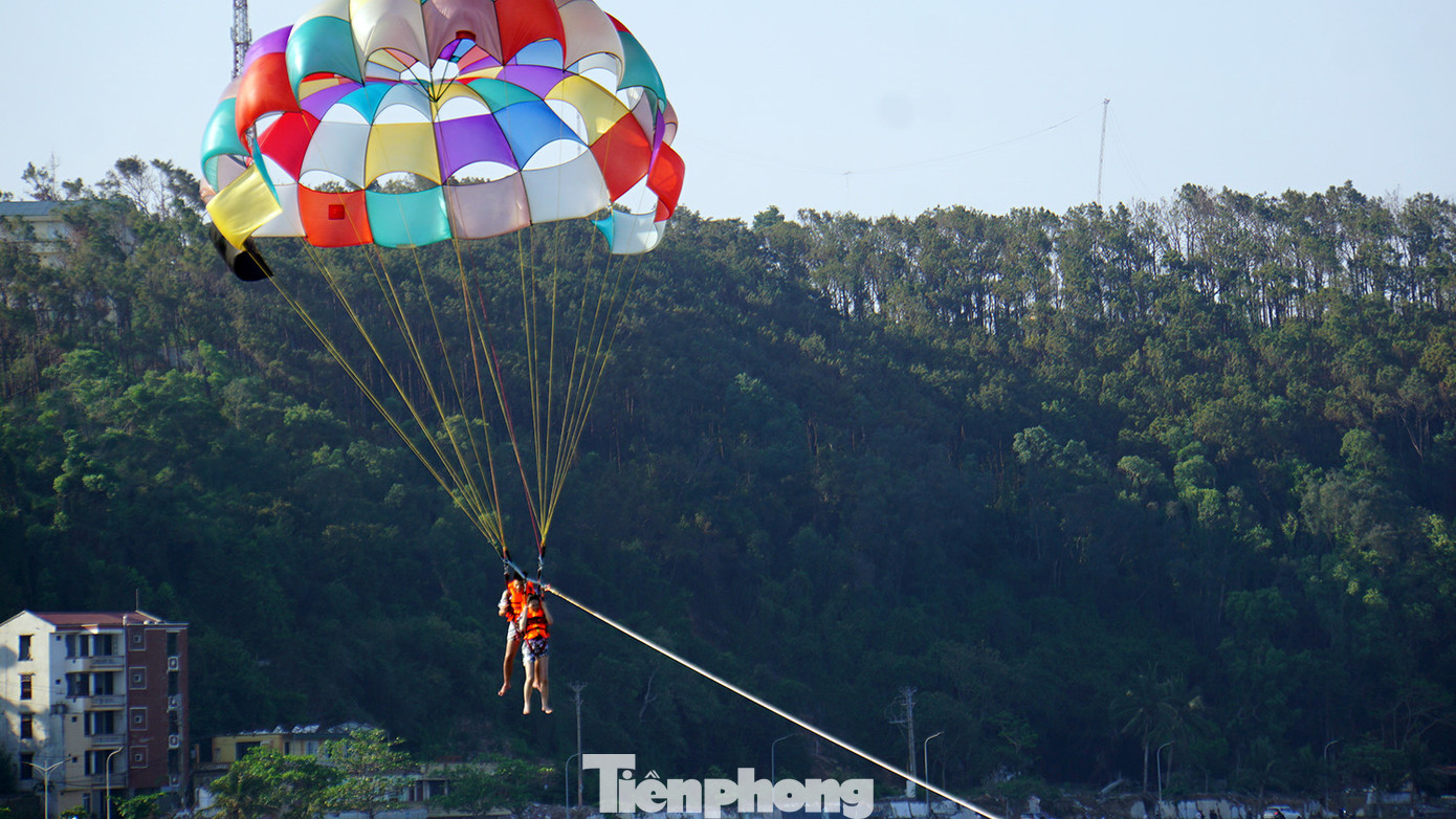 Cũng theo ghi nhận của PV Tiền Phong, năm nay ở bãi biển Đồ Sơn có một số hoạt động sôi nổi, như: dù lượn, phao chuối... thu hút các bạn trẻ ưa thích cảm giác mạnh trải nghiệm, vui chơi. Cũng theo ghi nhận của PV Tiền Phong, năm nay ở bãi biển Đồ Sơn có một số hoạt động sôi nổi, như: dù lượn, phao chuối... thu hút các bạn trẻ ưa thích cảm giác mạnh trải nghiệm, vui chơi.