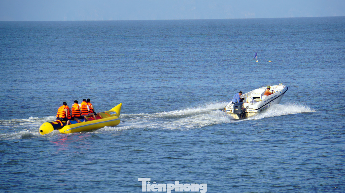 Cũng theo ghi nhận của PV Tiền Phong, năm nay ở bãi biển Đồ Sơn có một số hoạt động sôi nổi, như: dù lượn, phao chuối... thu hút các bạn trẻ ưa thích cảm giác mạnh trải nghiệm, vui chơi. Cũng theo ghi nhận của PV Tiền Phong, năm nay ở bãi biển Đồ Sơn có một số hoạt động sôi nổi, như: dù lượn, phao chuối... thu hút các bạn trẻ ưa thích cảm giác mạnh trải nghiệm, vui chơi.