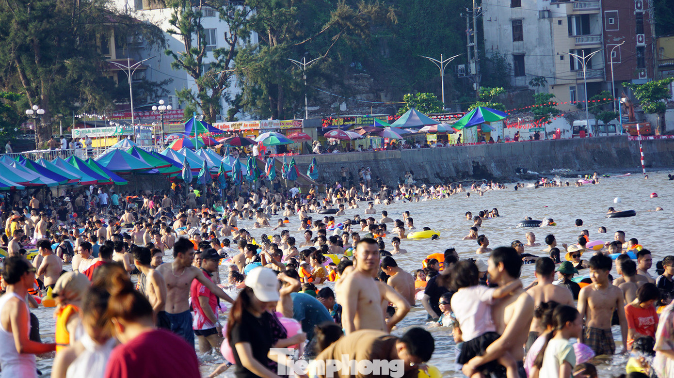 Ông Phạm Hoàng Tuấn - Phó Chủ tịch UBND quận Đồ Sơn - cho biết, trong 3 ngày nghỉ lễ, các bãi tắm Đồ Sơn tiếp đón khoảng 360.000 lượt khách du lịch. Dự kiến hết kỳ nghỉ lễ, có tổng số khoảng 460.000 lượt khách về Đồ Sơn. Để đảm bảo an toàn cho khách vui chơi, tắm biển, địa phương huy động lực lượng an ninh, bố trí lực lượng giám sát an toàn tại các bãi tắm. Ông Phạm Hoàng Tuấn - Phó Chủ tịch UBND quận Đồ Sơn - cho biết, trong 3 ngày nghỉ lễ, các bãi tắm Đồ Sơn tiếp đón khoảng 360.000 lượt khách du lịch. Dự kiến hết kỳ nghỉ lễ, có tổng số khoảng 460.000 lượt khách về Đồ Sơn. Để đảm bảo an toàn cho khách vui chơi, tắm biển, địa phương huy động lực lượng an ninh, bố trí lực lượng giám sát an toàn tại các bãi tắm.