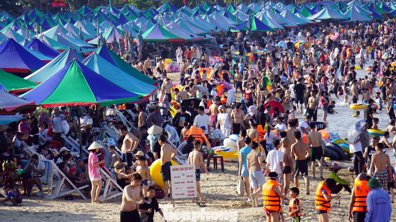 Dọc bãi tắm, nhiều người dân địa phương dựng ô che nắng phục vụ khách một số dịch vụ: ghế ngồi nghỉ, ăn uống nhẹ, phao bơi, áo tắm... nên bãi tắm luôn ken đặc người. Dọc bãi tắm, nhiều người dân địa phương dựng ô che nắng phục vụ khách một số dịch vụ: ghế ngồi nghỉ, ăn uống nhẹ, phao bơi, áo tắm... nên bãi tắm luôn ken đặc người.