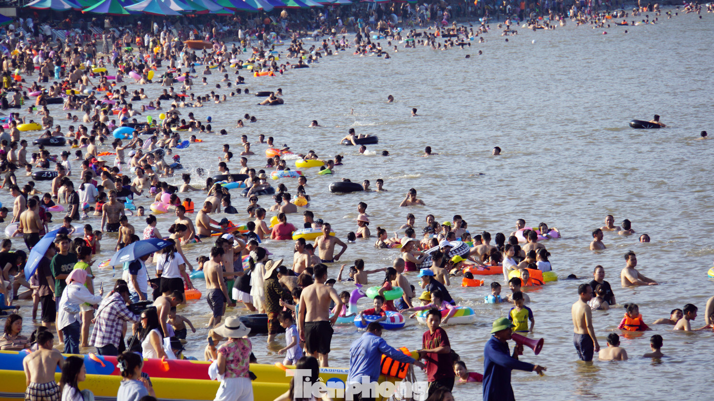 Dọc bãi tắm, nhiều người dân địa phương dựng ô che nắng phục vụ khách một số dịch vụ: ghế ngồi nghỉ, ăn uống nhẹ, phao bơi, áo tắm... nên bãi tắm luôn ken đặc người. Dọc bãi tắm, nhiều người dân địa phương dựng ô che nắng phục vụ khách một số dịch vụ: ghế ngồi nghỉ, ăn uống nhẹ, phao bơi, áo tắm... nên bãi tắm luôn ken đặc người.