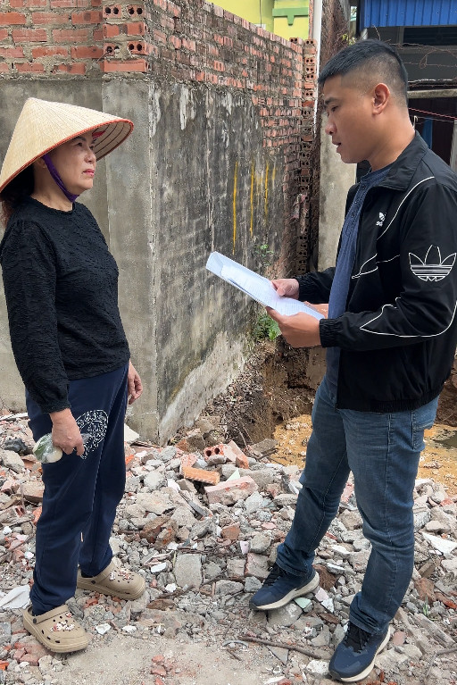 Nhiều đối tượng xăm trổ đe dọa người dân khi bị yêu cầu dừng hành vi vi phạm. Nhiều đối tượng xăm trổ đe dọa người dân khi bị yêu cầu dừng hành vi vi phạm.