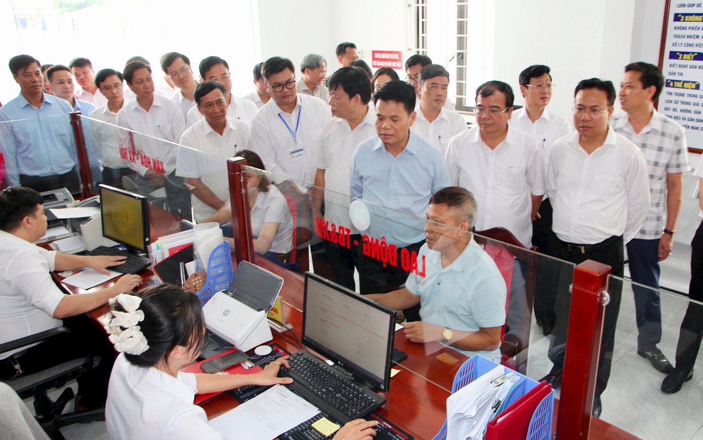 Ông Lê Ngọc Châu - Chủ tịch UBND tỉnh Hải Dương và các đại biểu kiểm tra hoạt động của Trung tâm phục vụ hành chính công. Ảnh: Phong Tuyết