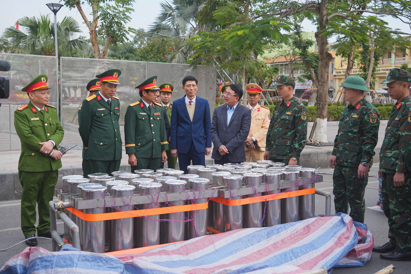 Ông Lê Khắc Nam - Phó Chủ tịch UBND TP Hải Phòng và lãnh đạo Công an TP Hải Phòng kiểm tra trận địa pháo hoa chuẩn bị phục vụ nhân dân thời khắc giao thừa. Ông Lê Khắc Nam - Phó Chủ tịch UBND TP Hải Phòng và lãnh đạo Công an TP Hải Phòng kiểm tra trận địa pháo hoa chuẩn bị phục vụ nhân dân thời khắc giao thừa.