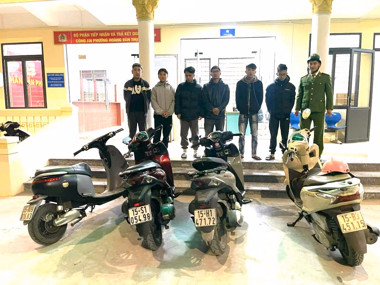 Nhóm cổ động viên vi phạm trật tự an toàn giao thông bị cảnh sát xử lý.