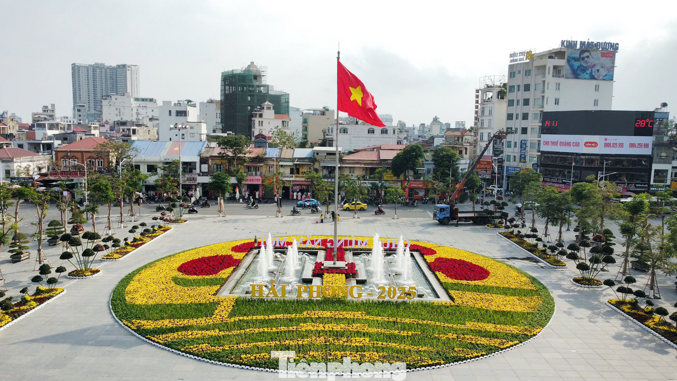 Khu vực cột cờ, trước nhà hát thành phố được trang trí các thảm hoa trạng nguyên đỏ, hoa cúc vàng và tạo hình theo biểu tượng thành phố mới được công bố. Khu vực cột cờ, trước nhà hát thành phố được trang trí các thảm hoa trạng nguyên đỏ, hoa cúc vàng và tạo hình theo biểu tượng thành phố mới được công bố.