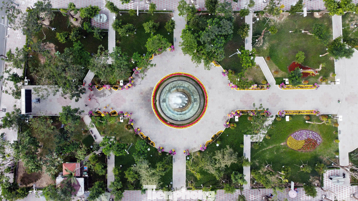 Theo UBND quận Hồng Bàng, đơn vị đã chỉ đạo Ban quản lý, Công ty TNHH MTV Môi trường đô thị tổ chức phương án trang trí cây hoa cảnh khu vực dải vườn hoa trung tâm. Theo UBND quận Hồng Bàng, đơn vị đã chỉ đạo Ban quản lý, Công ty TNHH MTV Môi trường đô thị tổ chức phương án trang trí cây hoa cảnh khu vực dải vườn hoa trung tâm.