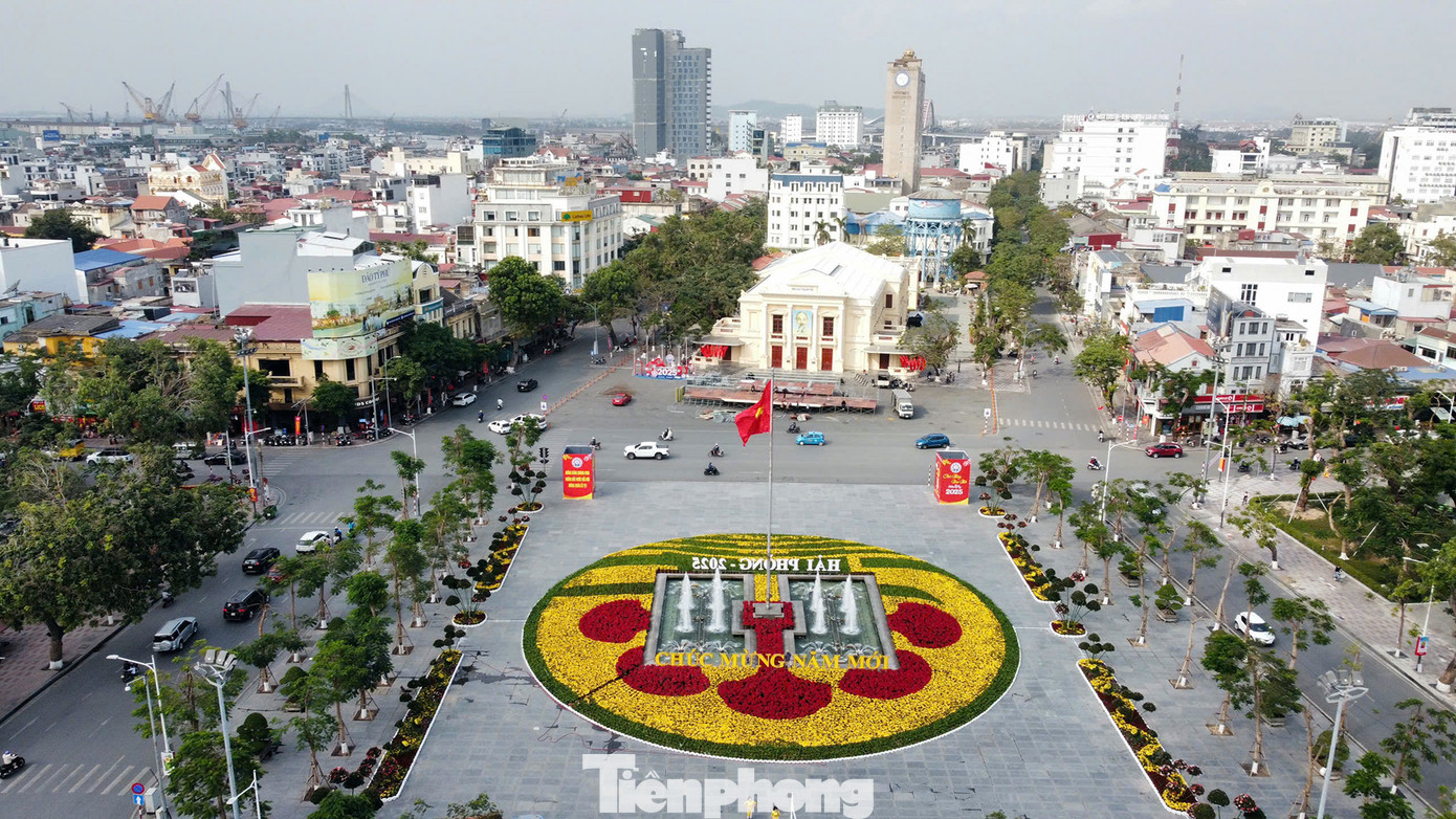 Trung tâm quảng trường nhà hát thành phố Hải Phòng. Trung tâm quảng trường nhà hát thành phố Hải Phòng.