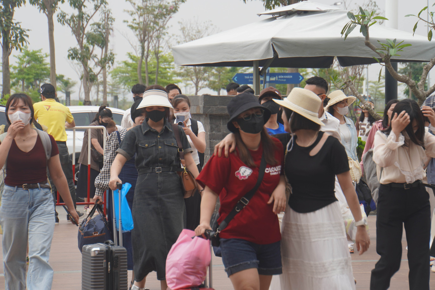 Chị Thu Dung (ở Hà Nội) chia sẻ, tránh tình trạng ùn tắc và cảnh chờ phà nóng bức, gia đình chị chọn phương án gửi ô tô rồi đi cáp treo. Khi qua phà, mọi người sử dụng phương tiện ô tô điện miễn phí di chuyển về khách sạn ở thị trấn Cát Bà.