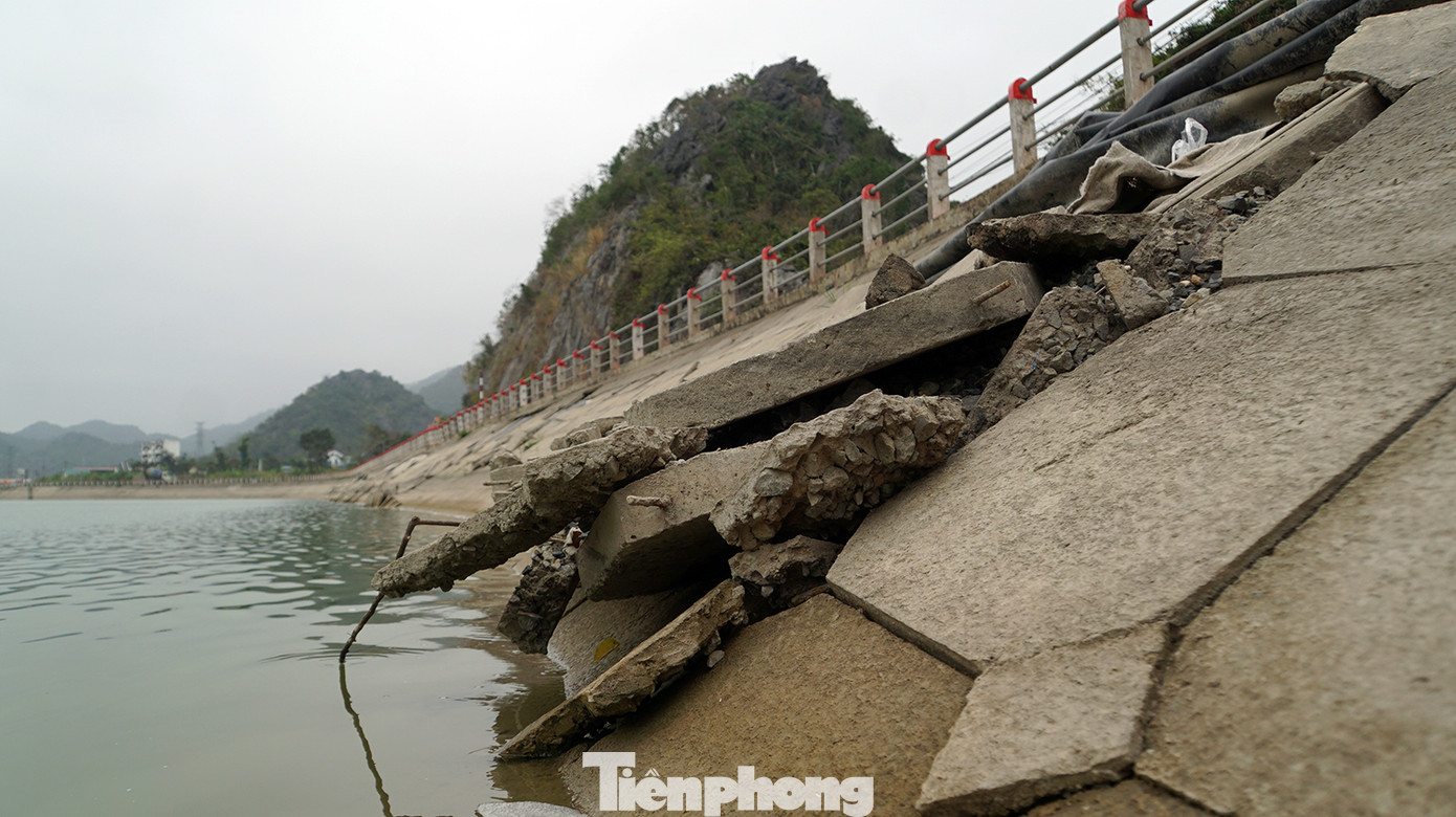 "Một số vị trí khác gạch đá lát mái bị sạt, vỡ vụn như "kẹo lạc". Bờ kè hồ Trân Châu từng bị sạt lở và đã được bảo dưỡng, sửa chữa năm 2023 nhưng năm nay tình trạng sạt lở với quy mô diện tích, mức độ sạt lở nghiêm trọng hơn...", anh N.V.Q nói.
