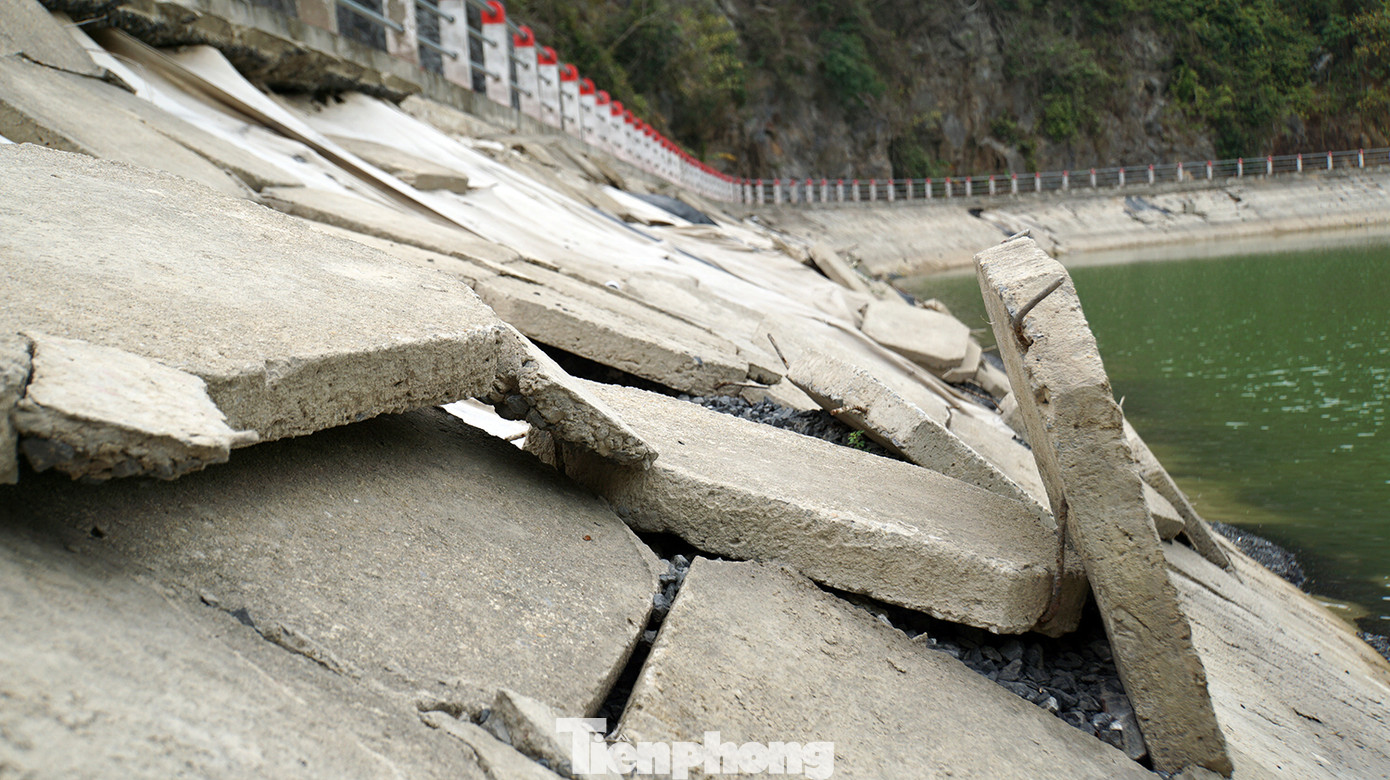 Anh N.V.Q (ở xã Trân Châu) cho biết, đầu mùa khô, mực nước hạ thấp để lộ hàng chục vị trí sạt lở bờ kè. Nhiều vị trí gạch đá lát mái kè ước chừng rộng hàng nghìn mét vuông dọc hồ Trân Châu vỡ vụn, trôi tuột.