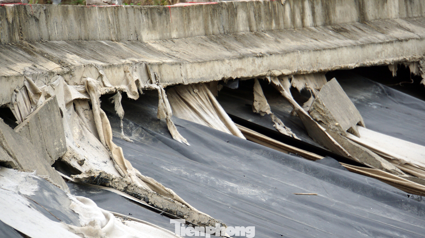 Anh N.V.Q (ở xã Trân Châu) cho biết, đầu mùa khô, mực nước hạ thấp để lộ hàng chục vị trí sạt lở bờ kè. Nhiều vị trí gạch đá lát mái kè ước chừng rộng hàng nghìn mét vuông dọc hồ Trân Châu vỡ vụn, trôi tuột.