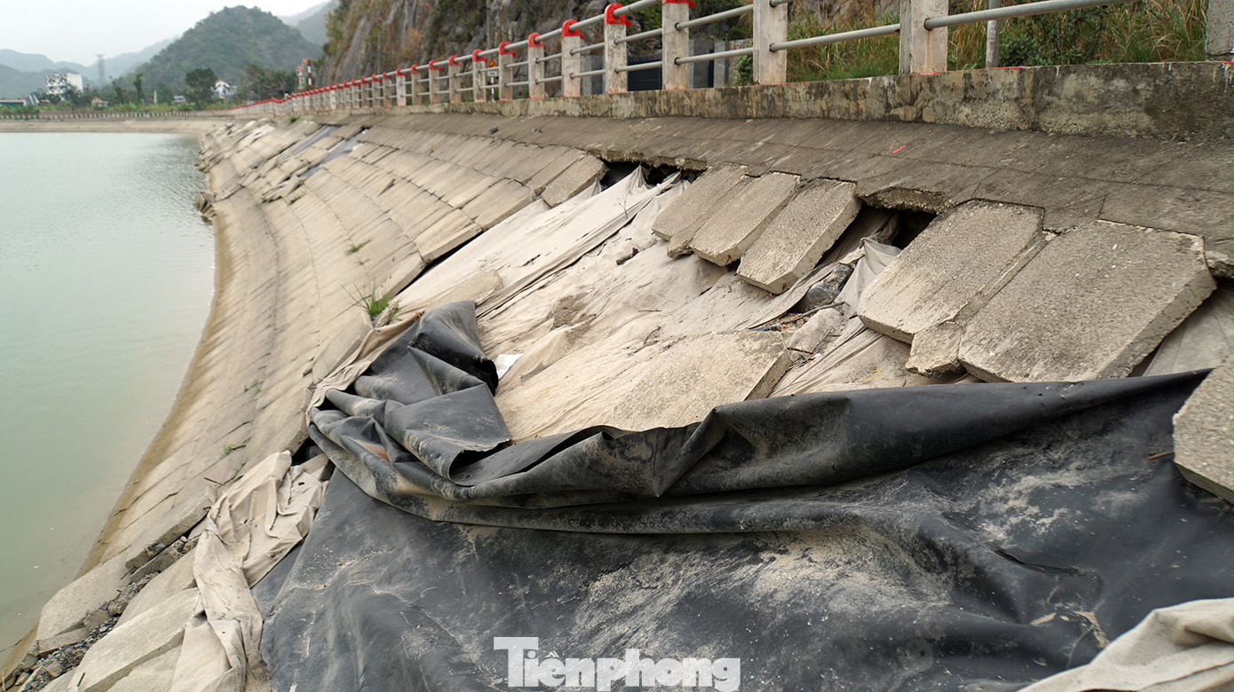 Những tháng đầu năm 2025, hồ nước ngọt Trân Châu hạ thấp mực nước để lộ nhiều vị trí sạt lở nghiêm trọng, nguy cơ ảnh hưởng đến nguồn cung nước thô cho nhà máy cấp nước sạch, mất mỹ quan và ảnh hưởng đến đường giao thông xuyên đảo du lịch Cát Bà.