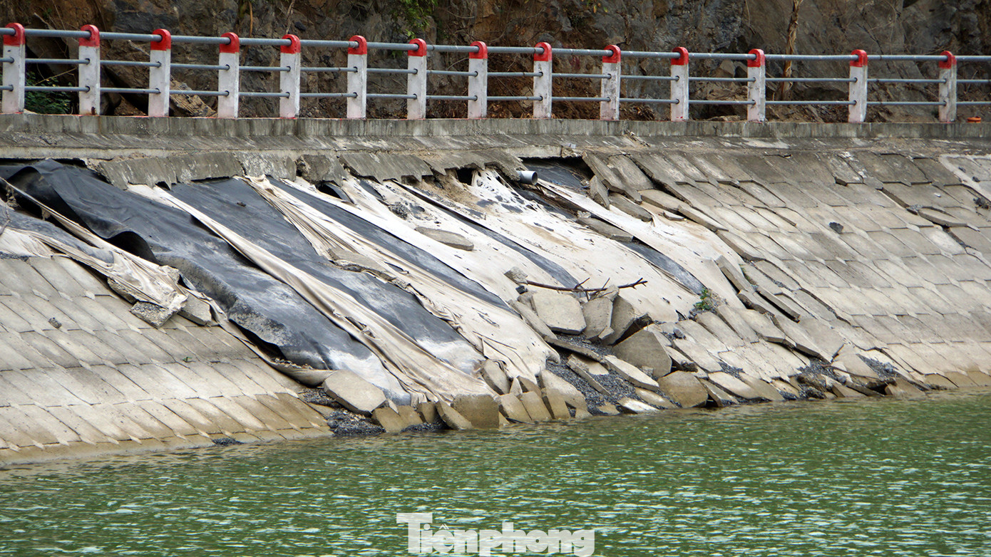 Một vị trí khác gần núi đá mặc dù không gần đường giao thông xuyên đảo nhưng tình trạng sạt lở bờ kè còn nghiêm trọng hơn. Nhiều vị trí sạt lở dài hàng trăm mét, đá lát mái trôi trượt xuống hồ nước.