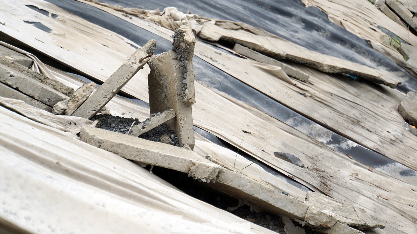 "Một số vị trí khác gạch đá lát mái bị sạt, vỡ vụn như "kẹo lạc". Bờ kè hồ Trân Châu từng bị sạt lở và đã được bảo dưỡng, sửa chữa năm 2023 nhưng năm nay tình trạng sạt lở với quy mô diện tích, mức độ sạt lở nghiêm trọng hơn...", anh N.V.Q nói.