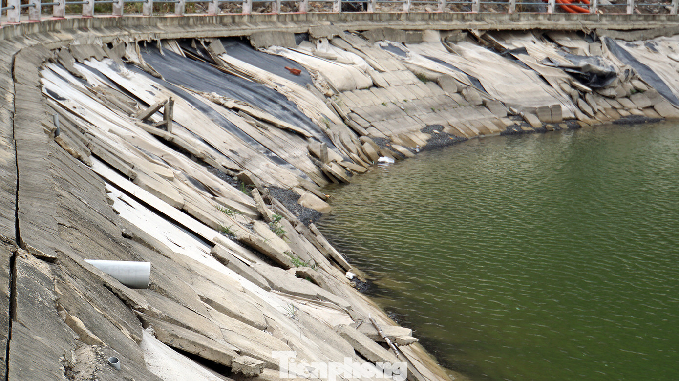 Ghi nhận của PV Tiền Phong, bờ kè hồ nước ngọt Trân Châu dài hàng trăm mét bị sạt lở, từng mảng vữa vỡ vụn khiến hàng nghìn viên gạch xô lệch, rơi xuống hồ nước. Nhiều vị trí bờ kè xuất hiện những vết rạn nứt kéo dài.