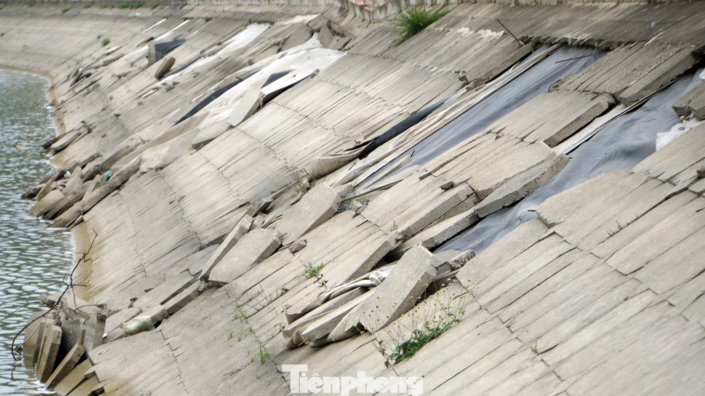 Nhiều vị trí sụt lún, sạt lở để lộ những tấm vải địa lót trắng trơn. Một số vị trí sạt lở có dấu hiệu ảnh hưởng tới kết cấu, chất lượng đường giao thông xuyên đảo Cát Bà.