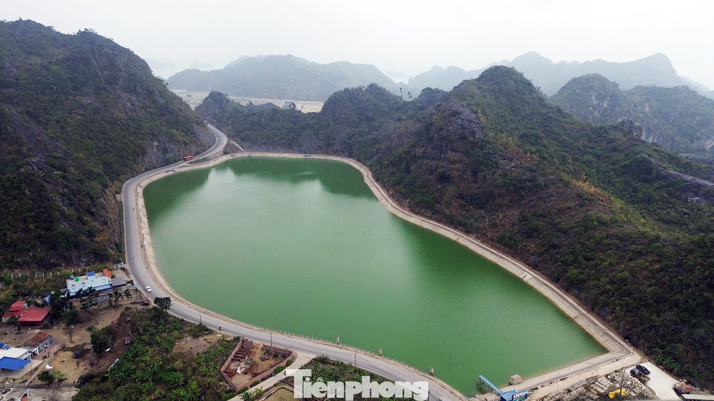 Hồ Trân Châu, thuộc xã Trân Châu (Cát Hải, Hải Phòng) là hồ chứa nước ngọt lớn nhất trên đảo Cát Bà, dung tích 298.000m3, có vai trò quan trọng bậc nhất trong việc cung cấp nước thô cho nhà máy xử lý nước sạch phục vụ sinh hoạt và các hoạt động kinh doanh dịch vụ du lịch trên đảo.