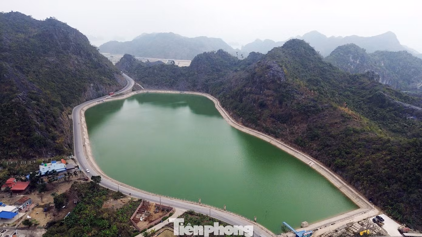 Hồ Trân Châu, thuộc xã Trân Châu (Cát Hải, Hải Phòng) là hồ chứa nước ngọt lớn nhất trên đảo Cát Bà, dung tích 298.000m3, có vai trò quan trọng bậc nhất trong việc cung cấp nước thô cho nhà máy xử lý nước sạch phục vụ sinh hoạt và các hoạt động kinh doanh dịch vụ du lịch trên đảo.