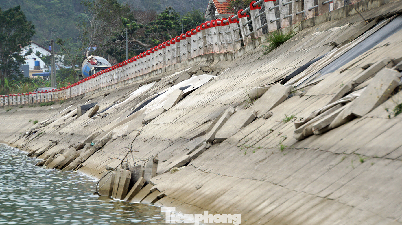 Hồ nước này sát với tuyến đường hoa xuyên đảo Cát Bà, hằng ngày có hàng nghìn ô tô khách, xe tải, xe bồn và ô tô cá nhân di chuyển qua, đặc biệt lưu lượng phương tiện rất lớn trong mùa du lịch hè.