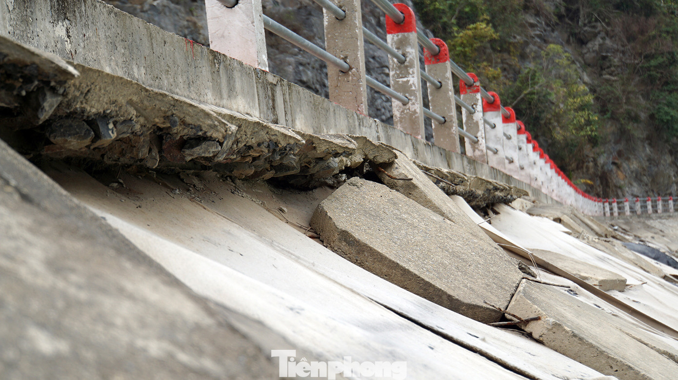 Gạch đá lát mái trôi tuột theo dốc để lộ hàm ếch và nhiều khoảng trống.