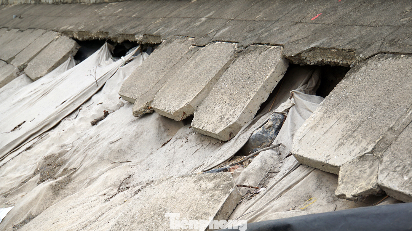 Nhiều vị trí sụt lún, sạt lở để lộ những tấm vải địa lót trắng trơn. Một số vị trí sạt lở có dấu hiệu ảnh hưởng tới kết cấu, chất lượng đường giao thông xuyên đảo Cát Bà.