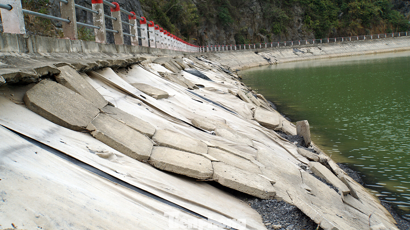 Anh N.V.Q (ở xã Trân Châu) cho biết, đầu mùa khô, mực nước hạ thấp để lộ hàng chục vị trí sạt lở bờ kè. Nhiều vị trí gạch đá lát mái kè ước chừng rộng hàng nghìn mét vuông dọc hồ Trân Châu vỡ vụn, trôi tuột.