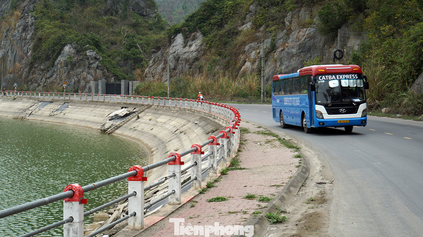 Mùa cao điểm du lịch hè Cát Bà bắt đầu từ tháng 5 đến hết tháng 8 hằng năm. Những ngày cuối tuần, nghỉ lễ, mỗi ngày Cát Bà đón hàng vạn du khách tham quan, du lịch.