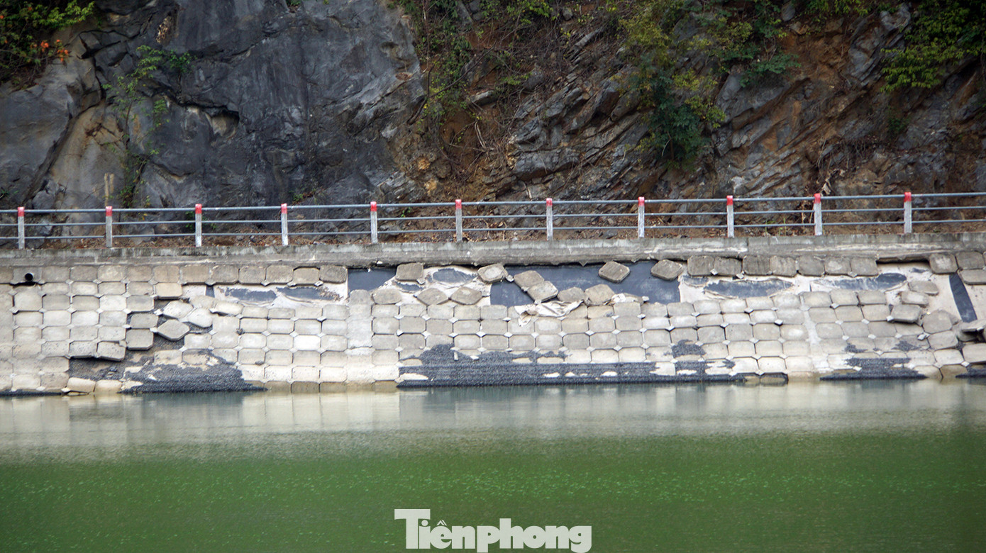 Khu vực bờ kè sát núi đá cũng xuất nhiều nhiều vị trí sạt lở từng mảng lớn, rộng hàng trăm mét vuông.