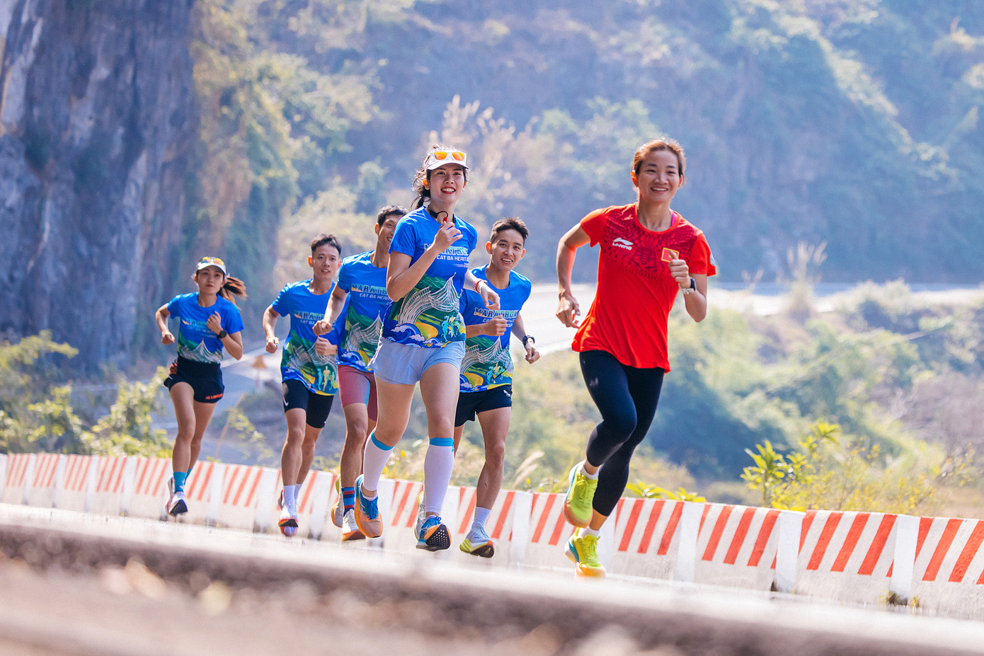 Các runner chạy trên đường hoa xuyên đảo Cát Bà năm 2024.