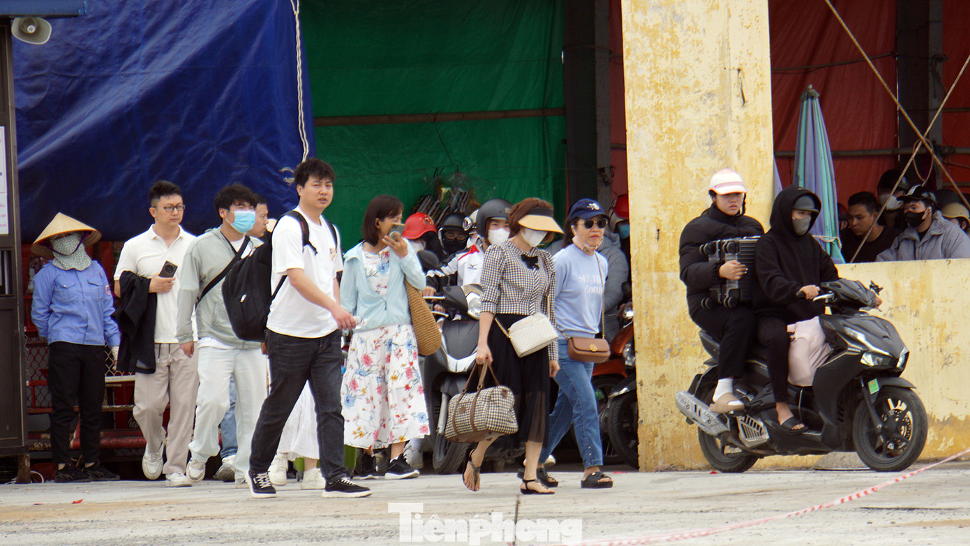 Dù tần suất phà lớn khoảng 15 phút/1 chuyến, song tại khu vực bến Cái Viềng có thời điểm du khách phải chờ phà 30 phút để lên phà trở về đất liền.