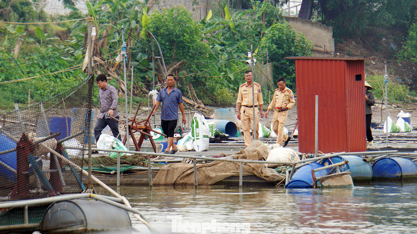 Mới đây, một sự cố giữa tàu chở hàng va chạm với lồng bè nuôi cá khiến cả tàu và lồng bè nuôi cá bị hư hỏng. Lực lượng chức năng đã vào cuộc điều tra, xác minh làm rõ.
