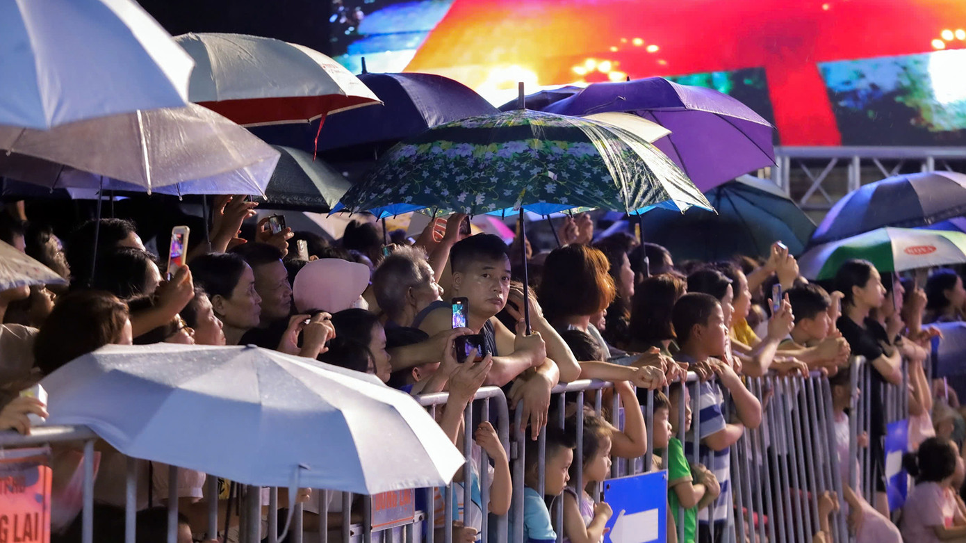 Hàng vạn người dân Hải Dương xem biểu diễn nghệ thuật trước Quảng trường Trung tâm Văn hóa Xứ Đông, TP Hải Dương.