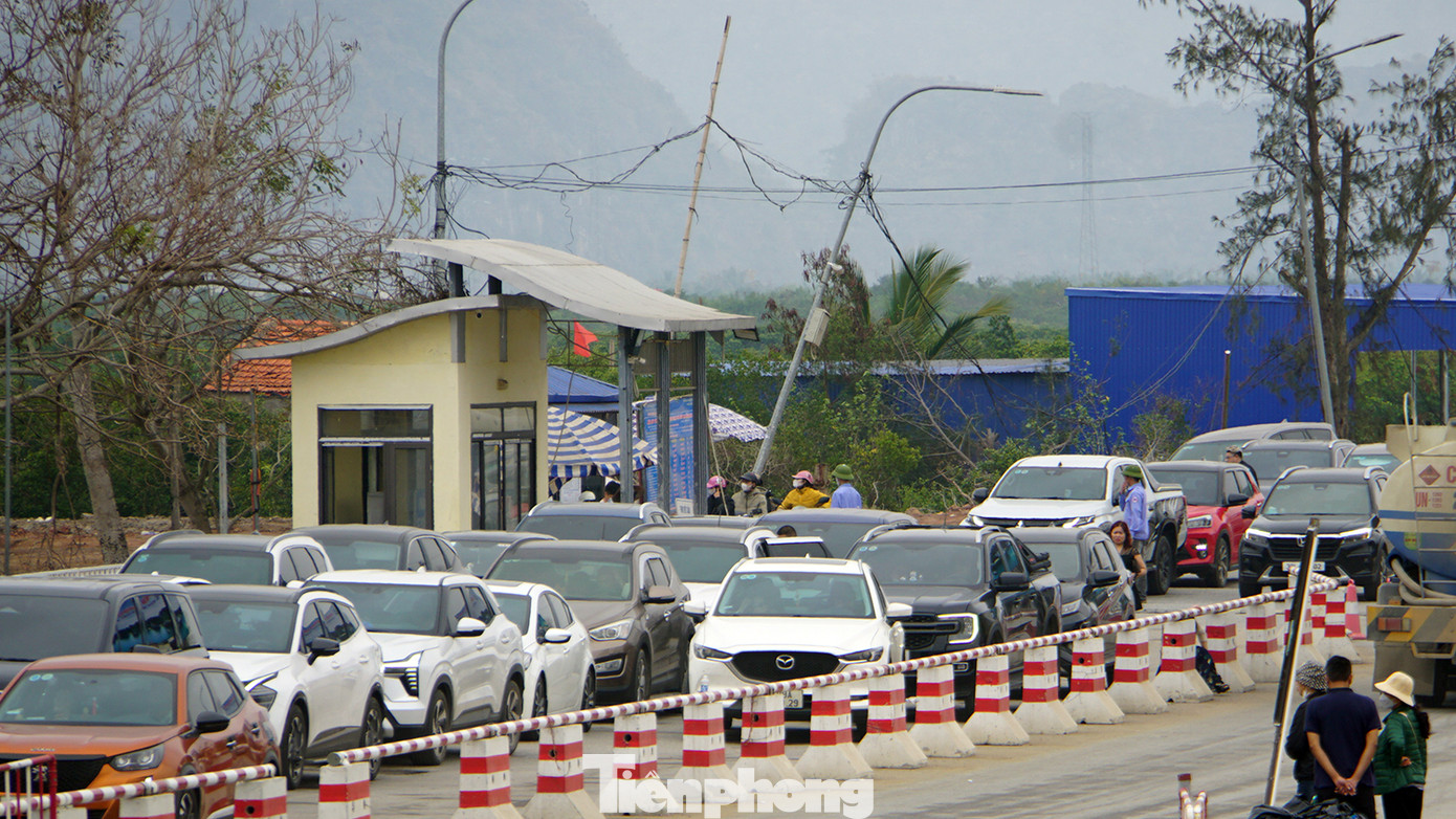 Ghi nhận của PV Tiền Phong trưa 7/4, thời tiết tại Cát Bà ấm, có gió nhẹ. Khu vực bến phà Cái Viềng - Đồng Bài (huyện Cát Hải, TP Hải Phòng) luôn chật kín khách xếp hàng chờ lên phà để trở về đất liền sau chuyến du lịch ngắn ngày. Trong ảnh: ô tô xếp hàng dài mua vé và người đi xe máy chờ tới lượt lên phà.