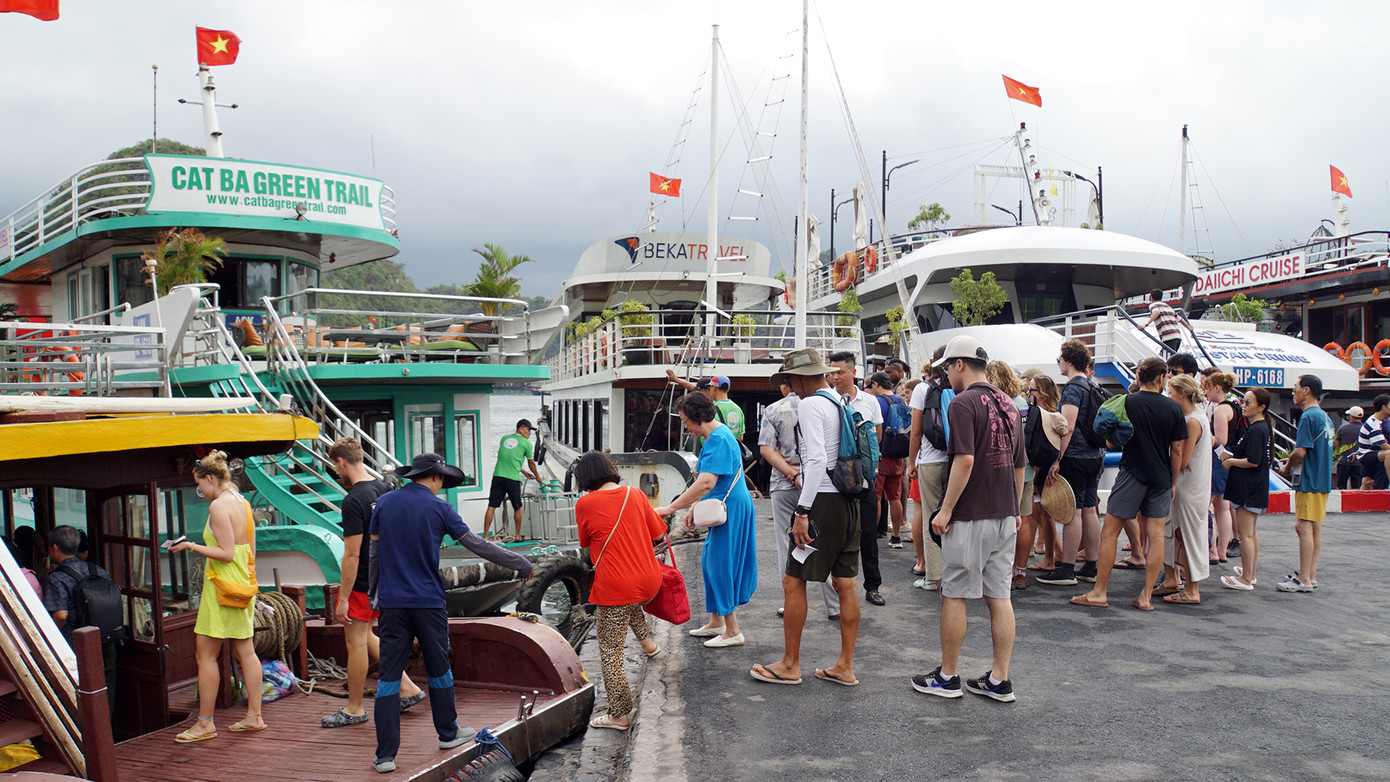 Khách du lịch vịnh Lan Hạ.