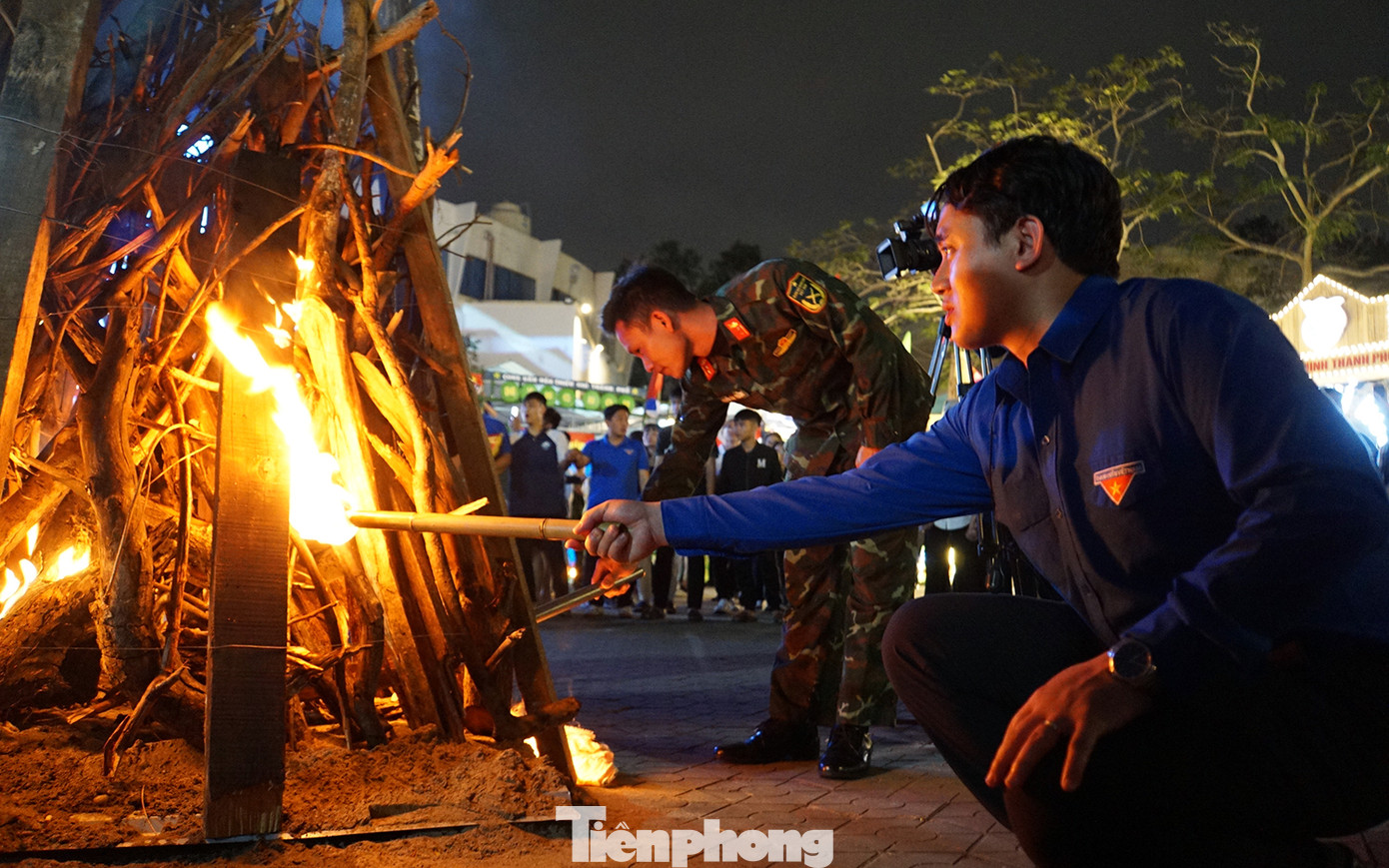 Các bạn trẻ Hải Phòng đốt lửa trại kỷ niệm 94 năm ngày Thành lập Đoàn TNCS Hồ Chí Minh và tổ chức nhiều tiết mục ca nhạc sôi động. Các bạn trẻ Hải Phòng đốt lửa trại kỷ niệm 94 năm ngày Thành lập Đoàn TNCS Hồ Chí Minh và tổ chức nhiều tiết mục ca nhạc sôi động.
