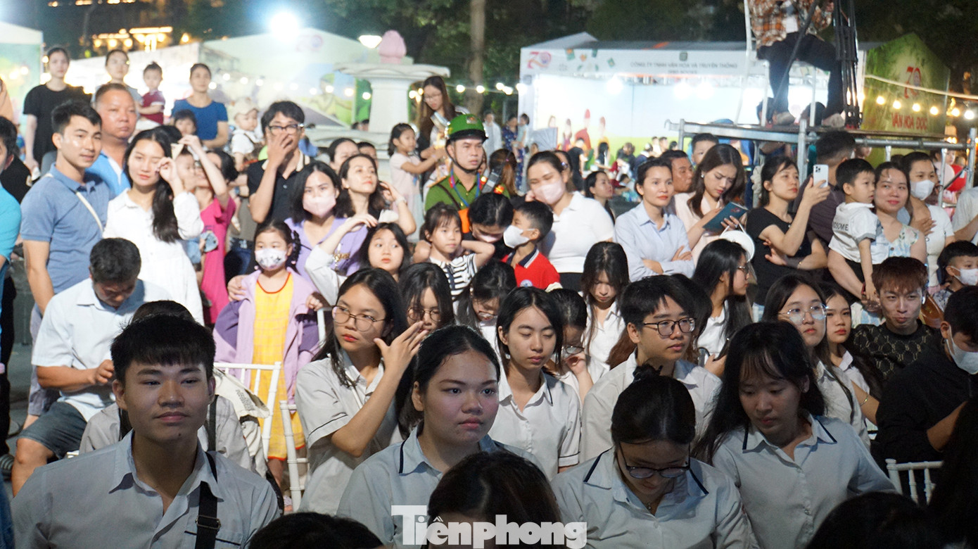 Hàng nghìn người dân, các em học sinh các cấp thành phố tới xem các tiết mục văn nghệ đêm khai mạc.