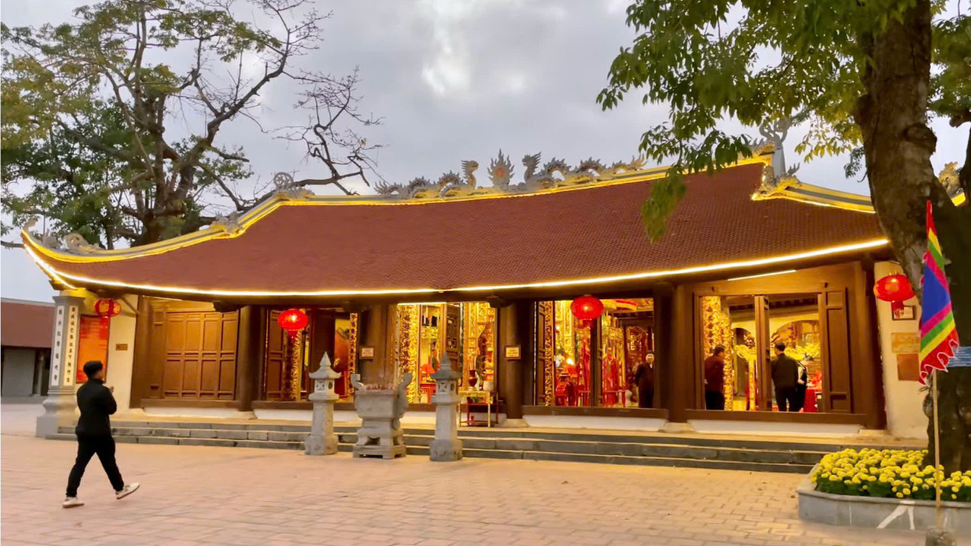 Theo sử liệu lưu giữ tại Bảo tàng Hải Phòng, trong số 50 di tích tôn thờ Đức Vương Ngô Quyền trên địa bàn, khu vực Từ Lương Xâm được suy tôn là "Từ Cả", nơi đứng đầu về thờ Đức Vương Ngô Quyền. Từ Lương Xâm là công trình quy mô, bề thế nhất, với kiến trúc nội công ngoại quốc, được xây dựng tại nơi xây dựng đại bản doanh, đắp thành Vành Kiệu, dựng trận địa cọc, góp phần vào chiến thắng trên sông Bạch Đằng năm 938. Theo sử liệu lưu giữ tại Bảo tàng Hải Phòng, trong số 50 di tích tôn thờ Đức Vương Ngô Quyền trên địa bàn, khu vực Từ Lương Xâm được suy tôn là "Từ Cả", nơi đứng đầu về thờ Đức Vương Ngô Quyền. Từ Lương Xâm là công trình quy mô, bề thế nhất, với kiến trúc nội công ngoại quốc, được xây dựng tại nơi xây dựng đại bản doanh, đắp thành Vành Kiệu, dựng trận địa cọc, góp phần vào chiến thắng trên sông Bạch Đằng năm 938.