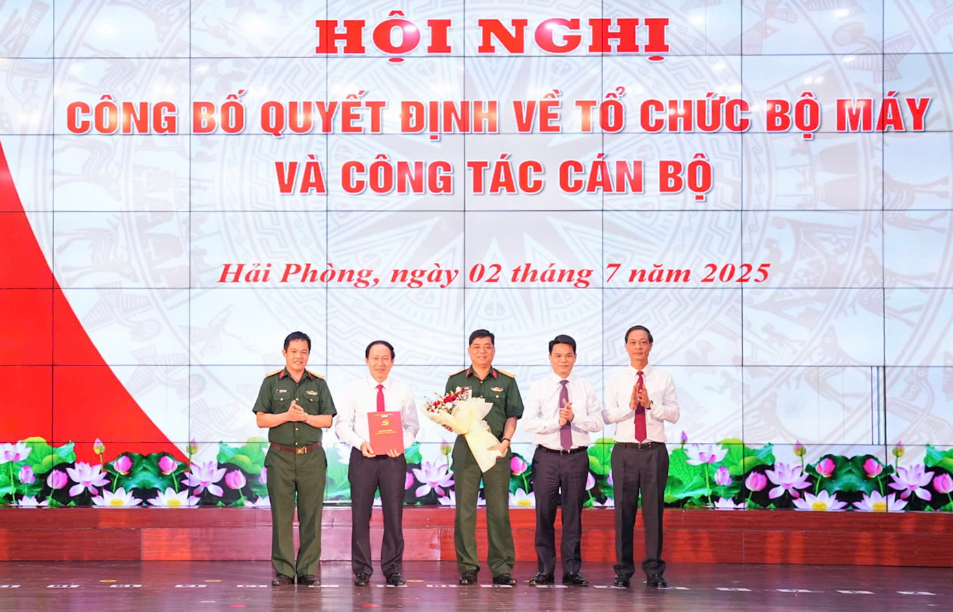 Đảng bộ Quân sự và Đảng bộ Công an thành phố nhận các quyết định thành lập, nhân sự.