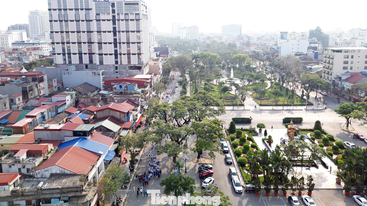 Ngày chạy năm nay, TP Hải Phòng tổ chức quy mô trên tất cả các quận/huyện với thông điệp: chạy vì sức khỏe, khỏe để xây dựng thành phố xanh, thân thiện; khỏe để bảo vệ đất nước...