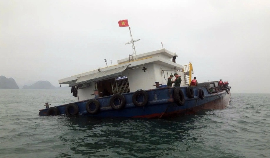 Tàu vận tải chở 2.700 tấn xi măng gặp sự cố, bị nghiêng trên vùng biển Hải Phòng. Tàu vận tải chở 2.700 tấn xi măng gặp sự cố, bị nghiêng trên vùng biển Hải Phòng.